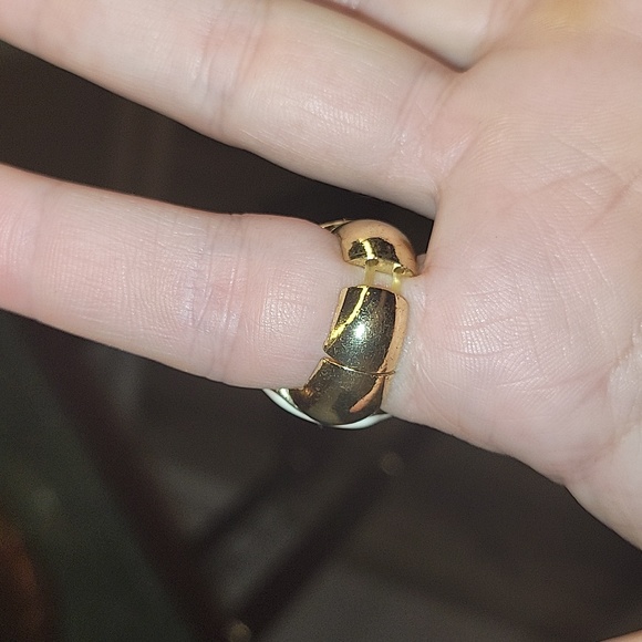 NWOT Statement White & Rhinestone Gold Stretch Ring - Picture 4 of 4